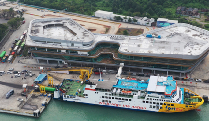 Kapal bersandar di Pelabuhan Bakauheni Lampung. (Foto: PMJ News/Dok ASDP)