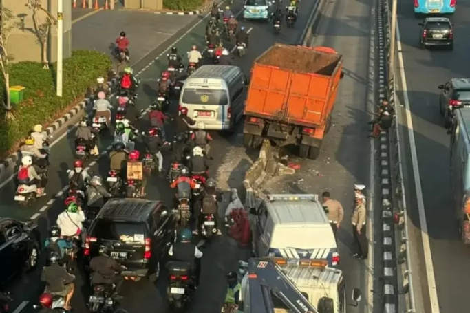 Truk sampah tabrak separator TransJakarta. (Foto: PMJ/TMC Polda Metro).