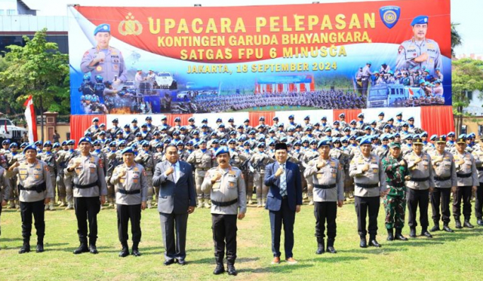 Wakapolri Komjen Pol Agus Andrianto memimpin upacara pelepasan Satgas Garuda Bhayangkara FPU 6 Minusca. (Foto: PMJ News)
