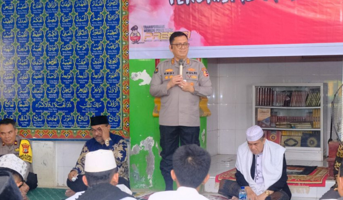 Kabag Penum Divisi Humas Polri, Kombes Erdi A Chaniago menekankan pentingnya edukasi terkait bahaya radikalisme kepada santri di Maros. (Foto: PMJ News)