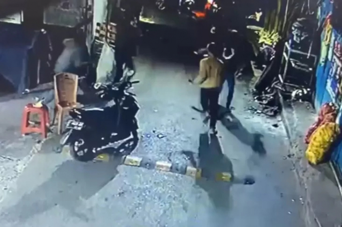 Aksi Geng Motor di Cibadak, Sukabumi, terekam CCTV. (Foto: PMJ/Tangkapan Layar).