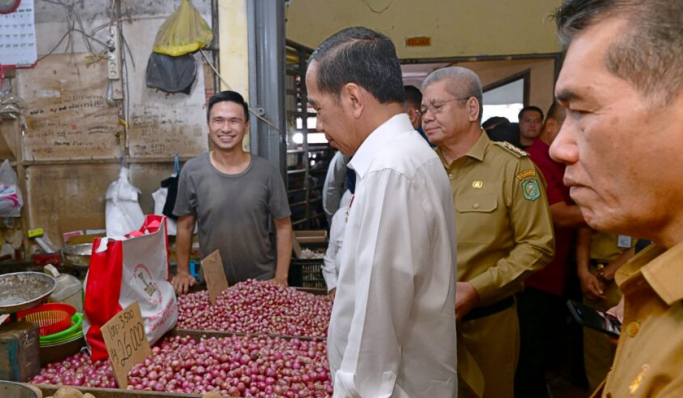 Presiden Jokowisaat mengunjungi Pasar Mawar, Kota Pontianak, Kalimantan Barat. (Foto: PMJ News/BPMI Setpres)