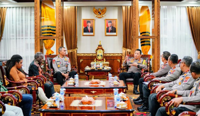 Kapolri Jenderal Listyo Sigit Prabowo bertemu dengan tim pembebasan Pilot Susi Air, Philip Mark Mehrtens. (Foto: PMJ News/Divhumas Polri)