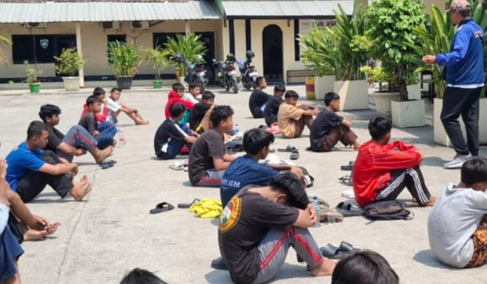 Polisi mengamankan sekelompok pelajar yang diduga akan melakukan tawuran di kawasan Cikarang, Kabupaten Bekasi. (Foto: PMJ News)
