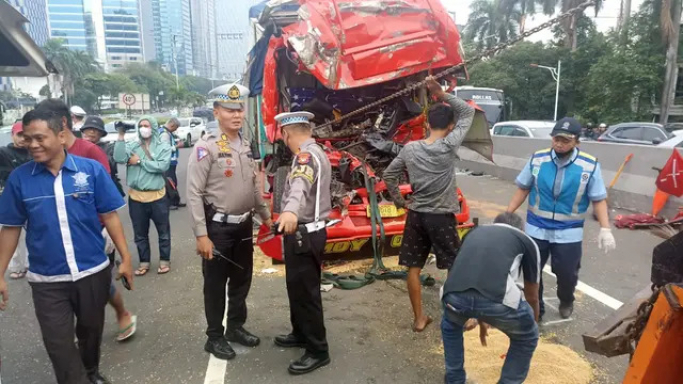 Kecelakaan truk dalam kota. (Foto: PMJ/Ist).