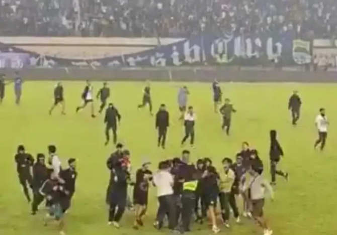 Suporter rusuh saat Persib vs Persija. (Foto: PMJ/Tangkapan Layar).