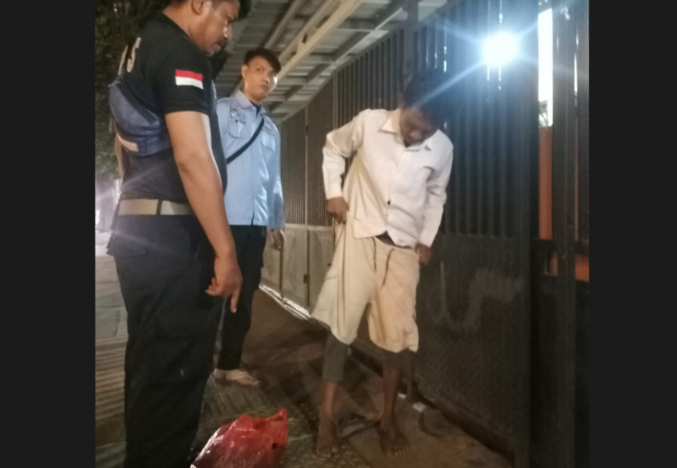 Pengemis pura pura kaki buntung dijaring Dinsos DKI Jakarta. (Foto: PMJ/TangkapanLayar Ist).