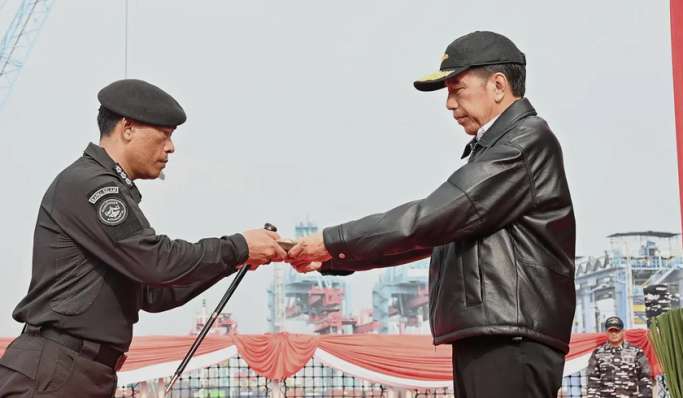 Presiden Jokowi menganugerahkan Tanda Kehormatan Samkarya Nugraha untuk KRI Nanggala-402. (Foto: PMJ News/BPMI Setpres)