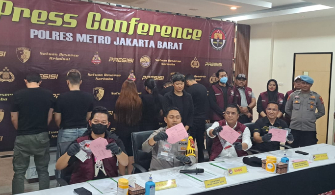 Polres Metro Jakarta Barat menetapkan artis Andrew Andika dan lima temannya sebagai tersangka penyalahgunaan narkoba. (Foto: PMJ News/Fajar)