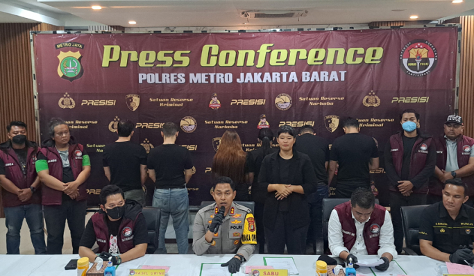 Polres Metro Jakarta Barat menetapkan artis Andrew Andika dan lima temannya sebagai tersangka penyalahgunaan narkoba. (Foto: PMJ News/Fajar)