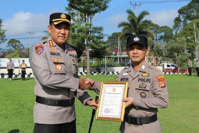 Bripka Rico Hady Saputra kejar pembegal motor mendapat penghargaan dari Kapolri. (Foto: PMJ/Ist).