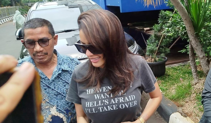 Artis Nikita Mirzani menyambangi Polda Metro Jaya. (Foto: PMJ News/Istimewa)