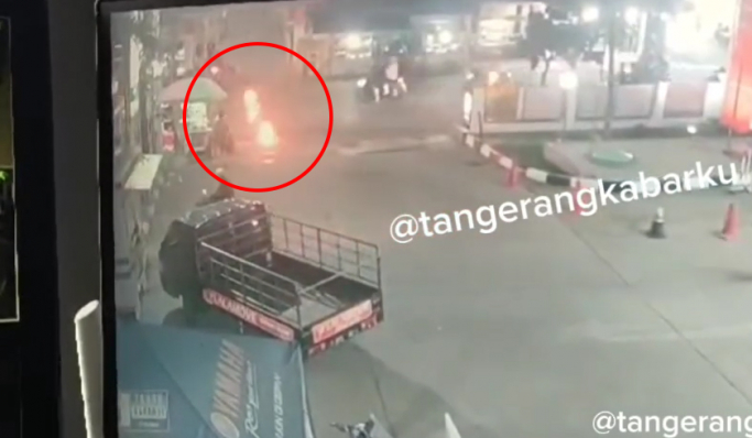 Seorang pria nekat membakar diri di dekat pom bensin Jalan Raya Pondok Kacang, Kota Tangerang Selatan. (Foto: PMJ News/Istagram @kabarciledug)