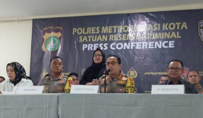 Kabid Humas Polda Metro Jaya, Kombes Pol Ade Ary Syam Indradi saat konferensi pers di Mapolres Metro Bekasi Kota. (Foto: PMJ News/Istimewa)