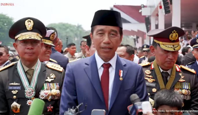 Presiden Jokowi memberikan keterangan pers usai upacara HUT ke-79 TNI di Monas. (Foto: PMJ News/YouTube Setpres)