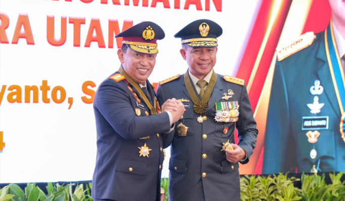Kapolri Jenderal Listyo Sigit Prabowo menyematkan tanda kehormatan Bintang Bhayangkara Utama kepada Panglima TNI Jenderal Agus Subiyanto. (Foto: PMJ News)