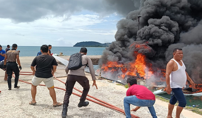 Speed boat yang ditumpangi rombongan pasangan calon gubernur Maluku Utara, Benny Laos-Sabrin Sehe terbakar. (Foto: PMJ News/Istimewa)