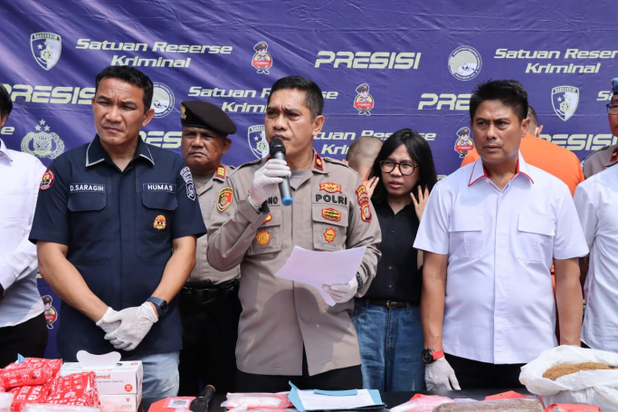 Polsek Kebon Jeruk menggelar rilis pengungkapan kasus penganiayaan. (Foto: PMJ News)