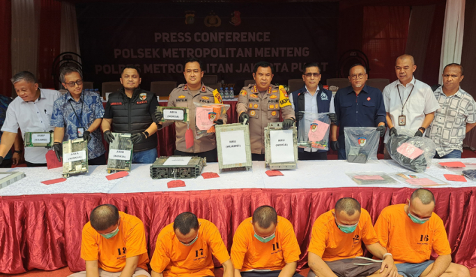 Polisi menangkap lima orang komplotan pencuri alat telekomunikasi berupa modul BTS. (Foto: PMJ News/Fajar)