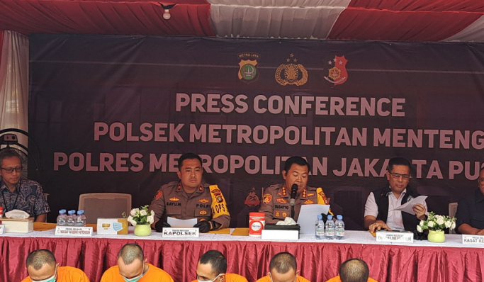 Polisi menangkap lima orang komplotan pencuri alat telekomunikasi berupa modul BTS. (Foto: PMJ News/Fajar)