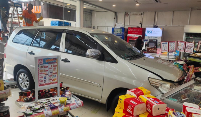 Mobil jenis minibus menabrak bangunan minimarket di Jalan Raya Gandul, Limo, Kota Depok. (Foto: PMJ News/Istimewa)
