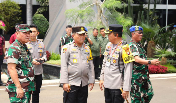 Kapolda Metro Jaya, Irjen Pol Karyoto hadir mengecek persiapan pengamanan di Gedung DPR/MPR menjelang pelantikan Presiden dan Wakil Presiden. (Foto: PMJ News)