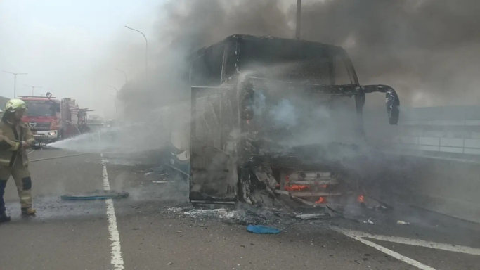 Bus pariwisata terbakar. (Foto: PMJ/Dok Damkar). 