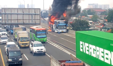 Bus pariwisata membawa 58 anak TK terbakar di Jalan Tol Wiyoto Wiyono kawasan Jatinegara, Jakarta Timur. (Foto: PMJ News/Istimewa)