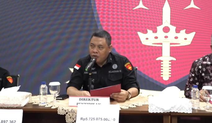Direktur Penyidikan Jaksa Agung Muda Bidang Tindak Pidana Khusus Kejagung, Abdul Qohar saat konferensi pers. (Foto: PMJ News/YouTube Kejaksaan RI)