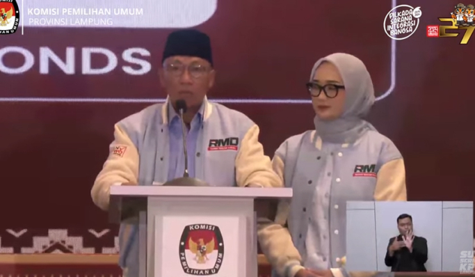 Pasangan calon Gubernur dan Wakil Gubernur Lampung nomor urut dua, Rahmat Mirzani Djausal-Jihan Nurlela. (Foto: PMJ News/YouTube KPU Lampung)