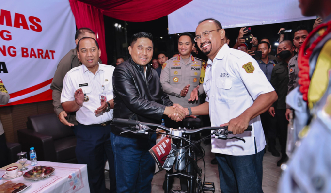 Kapolda Metro Jaya, Irjen Pol Karyoto saat kegiatan 'Ngopi Kamtibmas' di Cengkareng, Jakarta Barat. (Foto: PMJ News)