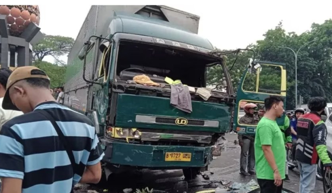 Truk menabrak sejumlah pengendara di kawasan Cipondoh, Kota Tangerang. (Foto: PMJ News/Istimewa)