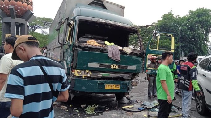 Truk Kontainer ugal-ugalan di Kota Tangerang. (Foto: PMJ/Ist). 