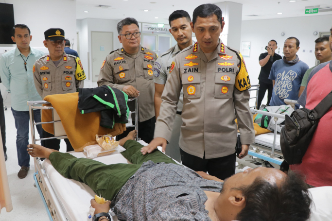 Kapolres Metro Tangerang Kombes Pol Zain Dwi Nugroho menjenguk korban truk ugal-ugalan. (Foto: PMJ/Ist).