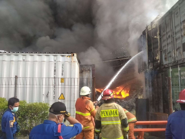 Petugas pemdam kebakaran berusaha memadamkan api. (Foto: PMJ/dok Disdamkarmat Kota Bekasi).