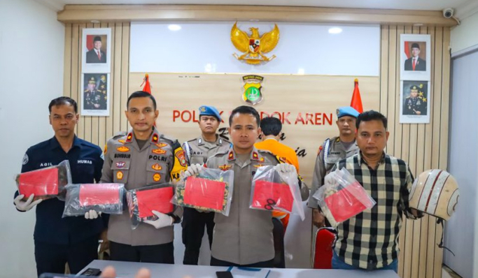 Polsek Pondok Aren menggelar pengungkapan kasus penemuan bayi di tanah kosong. (Foto: PMJ News)