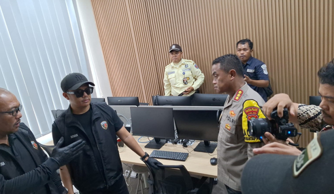 Polda Metro Jaya melakukan penggeledahan di Ruko terkait perjudian online yang melibatkan oknum pegawai Kementerian Komunikasi dan Digital. (Foto: PMJ News/Fajar)