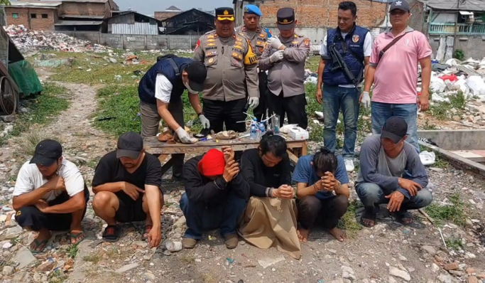 Polsek Palmerah menangkap enam orang saat melakukan penggerebekan di Kampung Boncos. (Foto: PMJ News)