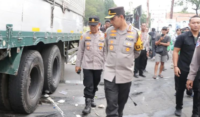 Kapolres Metro Tangerang Kota Kombes Pol Zain Dwi Nugroho melaksanakan pengecekan TKP Laka Lantas di Tugu Adipura. (Foto: PMJ News)