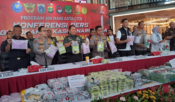 Polda Metro Jaya menggelar pengungkapan kasus peredaran narkotika jenis sabu dan ekstasi. (Foto: PMJ News/Fajar)