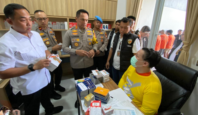Kapolres Metro Jakarta Barat, Kombes Pol M Syahduddi memimpin penggerebekan markas judi online di sebuah rumah kawasan Cengkareng. (Foto: PMJ News/Fajar)