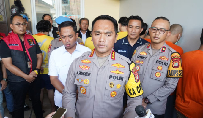 Kapolres Metro Jakarta Barat, Kombes Pol M Syahduddi memimpin penggerebekan markas judi online di sebuah rumah kawasan Cengkareng. (Foto: PMJ News/Fajar)