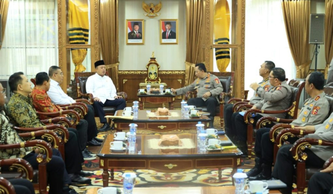 Kapolri Jenderal Listyo Sigit Prabowo bertemu Menteri ATR/BPN Nusron Wahid. (Foto: PMJ News)