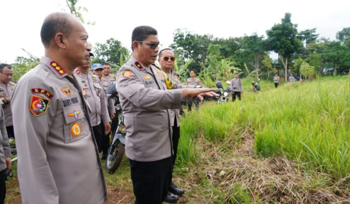 Wakapolda Metro Jaya, Brigjen Pol Djati Wiyoto Abadhy melakukan kunjungan ke lahan program ketahanan pangan di SPN Lido. (Foto: PMJ News)