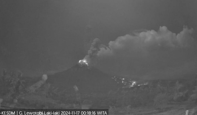 Gunung Lewotobi Laki-laki erupsi. (Foto: PMJ News/Xcom @PVMBG)