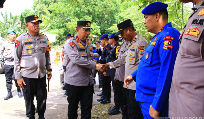 Kapolri Jenderal Listyo Sigit Prabowo meninjau langsung posko pengungsian bencana erupsi Gunung Lewotobi Laki-laki. (Foto: PMJ News/Divhumas Polri)