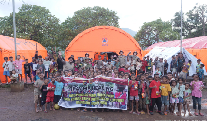 Polri memberangkatkan tim trauma healing untuk membantu pemulihan psikologis warga terdampak bencana alam erupsi Gunung Lewotobi Laki-laki. (Foto: PMJ News/Divhumas Polri)