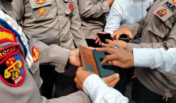 Polsek Pancoran melakukan pengecekan terhadap handphone anggota polisi. (Foto: PMJ News)