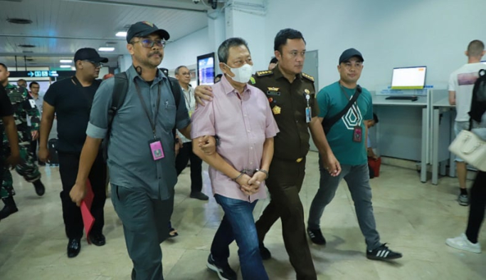 Tersangka Hendry Lie ditangkap Kejagung di Bandara Soetta. (Foto: PMJ/dok Kejagung).