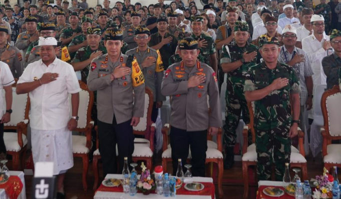 Kapolri Jenderal Listyo Sigit Prabowo bersama Panglima TNI menhadiri doa bersama lintas agama jelang Pilkada Serentak di Bali. (Foto: PMJ News/Divhumas Polri)